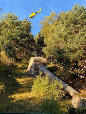 Retirada d'una línia aèria de serveis de comunicació a Aigüestortes (Foto: Govern)