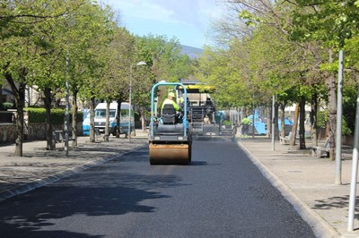 Treballs d'asfaltat al passeig de Pasqual Ingla