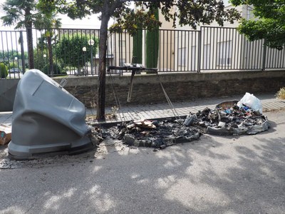 Contenidors cremats per brètols la nit de Sant Joan
