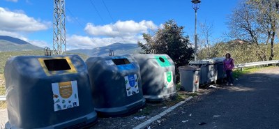 Isabel Perera, al costat d'una illa de contenidors a Montferrer i Castellbò