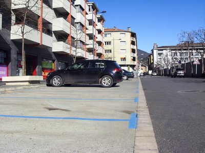 Zona blava al carrer de Llorenç Tomàs i Costa