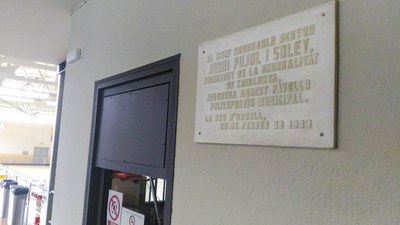 Placa commemorativa de la inauguració del Pavelló Poliesportiu de la Seu
