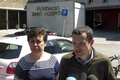 Paqui Gómez i Òscar Ordeig, davant del Sant Hospital