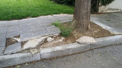 Vorera alçada al carrer de l'Orri, al costat del parc de la Boixadera