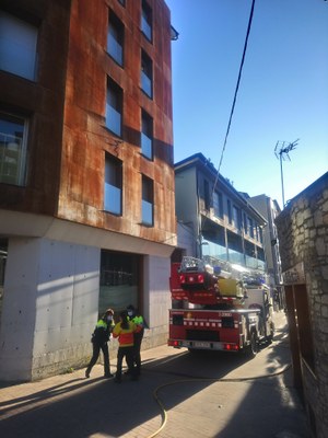 Extinció d'un incendi a una casa ocupada del carrer Portal d'Andorra, a la Seu
