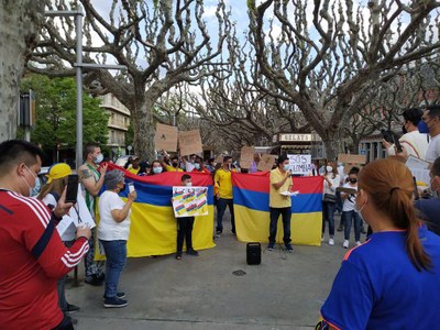Concentració a la Seu per denunciar la vulneració de drets humans a Colòmbia (Foto: Xavi Munt)