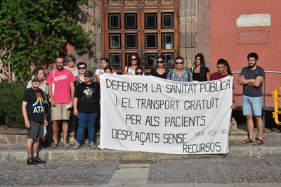 Concentració de la Xarxa de Suport Mutu a la plaça dels Oms