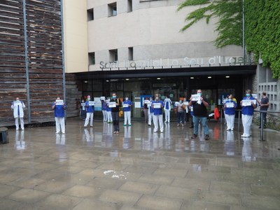 Aturada de 5 minuts de personal sanitari a les portes del Sant Hospital de la Seu