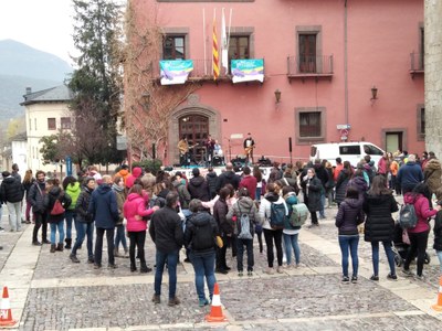 Concentració de docents a la plaça dels Oms de la Seu