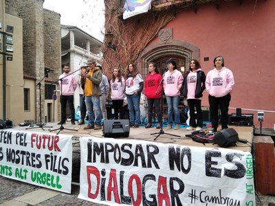Concentració dels docents a la plaça dels Oms de la Seu d'Urgell