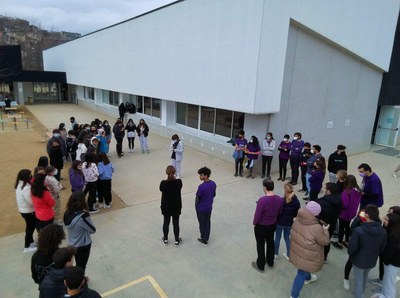 Acte amb motiu del 8-M al pati de l'Institut La Valira