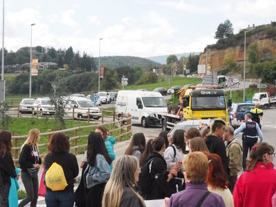Concentració d'estudiants al peu de la carretera N-260 a la Seu 
