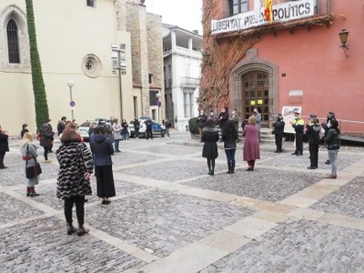 Concentració silenciosa davant l'Ajuntament de la Seu amb motiu del 25-N