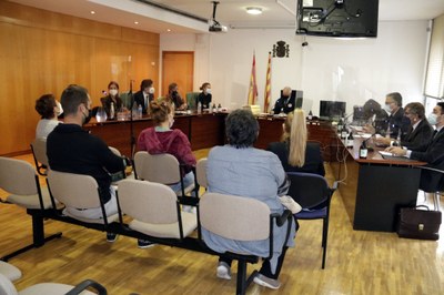 El jutjat 5 de Girona, durant l'anunci de l'acord sobre la denúncia per l'ofegament d'una nena a Ripoll l'any 2019 (Foto: ACN)