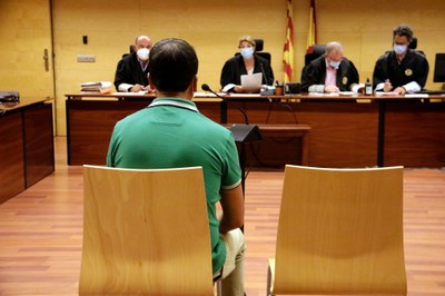 D'esquenes, el condemnat per abusar sexualment d'una companya de feina a Puigcerdà (Foto: ACN)