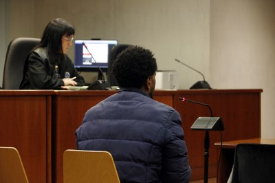 L'home condemnat per maltractar reiteradament l'exparella a Tremp, durant el judici a l'Audència de Lleida (Foto: ACN)