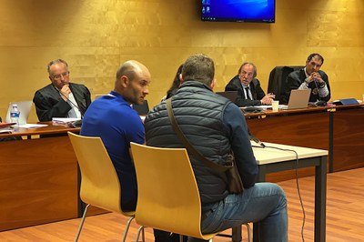 L'home condemnat per torturar i assassinar un paleta a Puigcerdà, durant el judici a l'Audiència de Girona, amb polo blau (Foto: ACN)