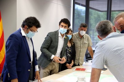 Damià Calvet presenta als representants locals el projecte de reforma de Comiols (Foto: ACN)