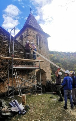 Treballs a l'església de Santa Maria de Besan, a Alins, per evitar que col·lapsi (Foto: PNAP)