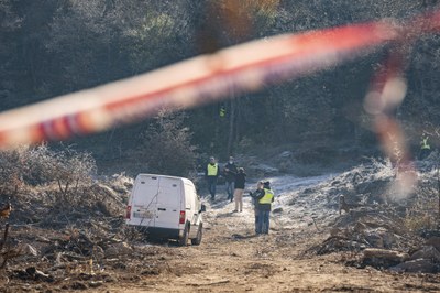 Els Mossos investiguen sobre el terreny, on es va trobar el cadàver d'un home, en una zona boscosa de la Baronia de Rialb (Foto: ACN)