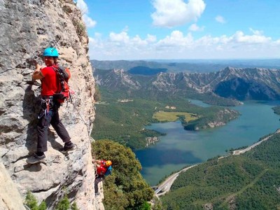 Activitat d'escalada a la Via Regina de Peramola (Foto: CCAU)