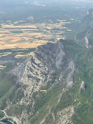 Panoràmica de la zona afectada per l'incendi d'aquest diumenge i dilluns a Peramola, des d'un helicòpter dels Bombers (Foto: Ricard Pérez)