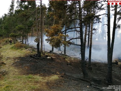 Treballs d'extinció d'un incendi somort a la vall de Cabó (Foto: Bombers)
