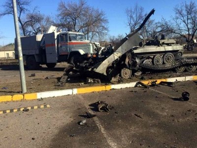 Un tanc destruït en el marc dels combats armats a Ucraïna (Foto: ACN / cedida pels Serveis d'Emergències d'Ucraïna)