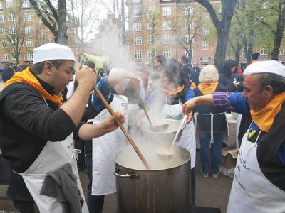 Preparació de la Calderada de Sant Antoni a Copenhaguen (Foto: A.Batalla)
