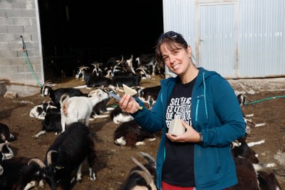 Mònica Balaguer, amb el seu ramat de cabres a València d'Àneu (Foto: ACN)