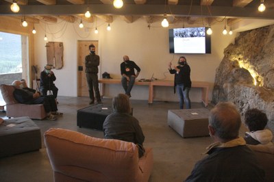 Presentació a agents turístics locals de Boumort Indòmit Ecoturisme, a Cal Rossa de Taús (Foto: ACN)