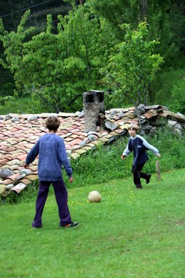 Dos nens jugant a pilota a casa seva a Vallcebre (Foto: ACN)