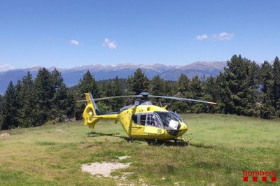 Helicòpter dels Bombers de la Generalitat en el rescat d'un excursionista al Moixeró el passat mes de juny (Foto d'arxiu/Bombers)