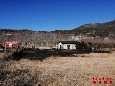 Incendi en una parcel·la de la Seu d'Urgell (Foto: Bombers)
