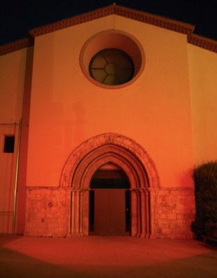 La Sala de Sant Domènec de la Seu, il·luminada de vermell amb motiu del Dia de la Creu Roja
