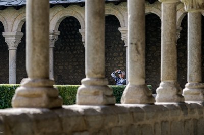 Una visitant fa una fotografia al claustre de la Catedral de Santa Maria de la Seu d'Urgell