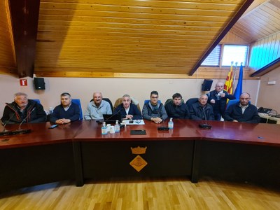 Reunió a la Torre de Capdella entre ramaders; el president de FECOC, Xavier Rivera; el regidor de l'Ajuntament de la Torre de Capdella, Francesc Porta, i el president d’ASAJA Lleida, Pere Roqué (Foto: ACN)