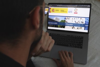 Consulta a la pàgina web del SEPE (Foto: ACN)