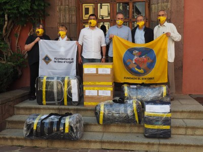 Presentació, a l'Ajuntament de la Seu d'Urgell, un dels darrers enviaments de material impulsats per Cruzada por la Alegría, el juny de 2021