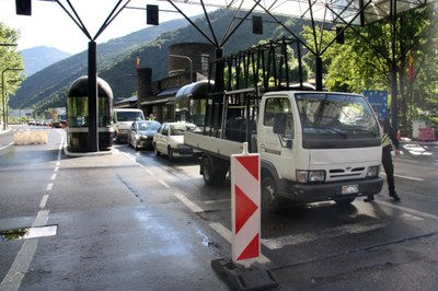 Reobertura de la frontera del riu Runer per a conductors andorrans, aquest divendres (Foto: ACN)