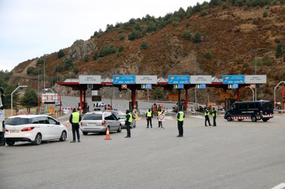 Control dels Mossos d'Esquadra als vehicles que volen entrar a la Cerdanya pel túnel del Cadí (Foto: ACN)
