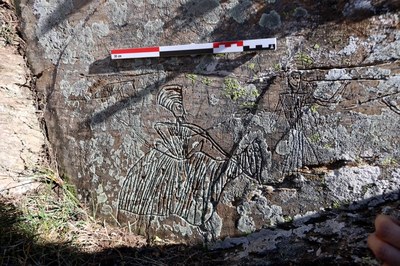 Un gravat medieval a la roca del Solà de Seurí (Foto: ACN)