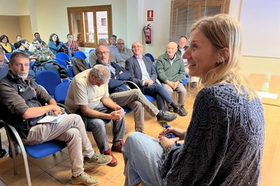 Marta Morós, enginyera tècnica forestal a l'oficina comarcal del Pallars Sobirà del Departament d'Agricultura, participant en una jornada a Vilamur sobre gestió forestal dels boscos (Foto: ACN/Albert L. Cobo)