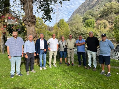 Col·lectius contraris a l'actual expansió del corb marí al Pirineu, reunits a Escaló (Foto: ACN)