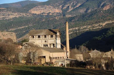 Estat actual de l'antiga cimentera de la Pobla de Segur (Foto: ACN)