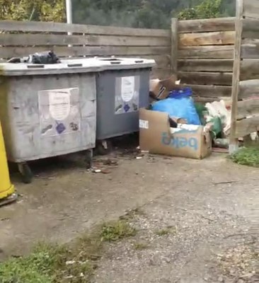 L'illa de contenidors de Bellpui i, a la dreta, les tanques on s'hi ha llençat restes d'uralita (Foto: cedida)