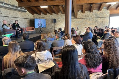 Conversa entre Albert Villaró i Eloi Planes a la jornada 'Ruralisme i urbanitat' a Estamariu (Foto: ACN / Albert L. Cobo)