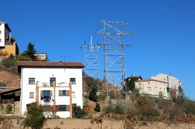 Torres de Red Eléctrica a pocs metres de les cases, a Tremp (Foto: ACN)