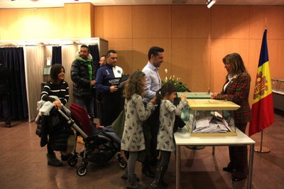 Votants al col·legi electoral situat al Centre de Congressos d'Andorra la Vella (Foto: ACN)