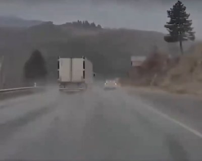 Avançament en línia contínua, i amb canvi de rasant, per part d’un camioner a l’N-260 a Martinet (Imatge: @circuliperladreta)